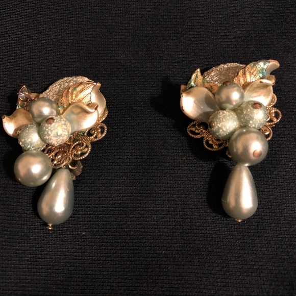 Vintage 1950s Pot-Pourri Clip on Earrings - Picture 2 of 5